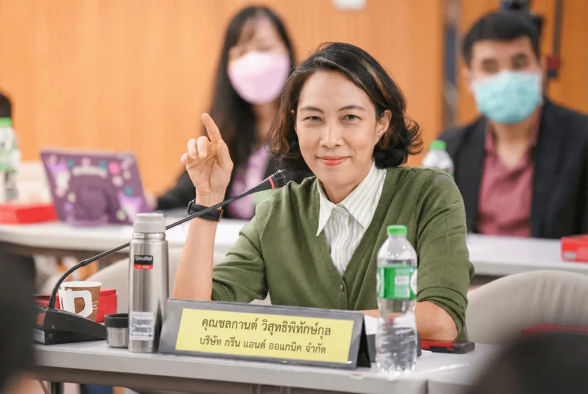 คุณกบ - ชลกานต์ วิสุทธิพิทักษ์กุล เข้าประชุมให้ข้อมูลต่อคณะกรรมาธิการสุขภาพ วุฒิสภาไทย ในนาม บริษัท กรีน แอนด์ ออแกนิค