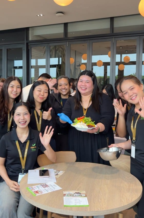 ทีม Green & Organic ใส่เสื้อดำถือจานอาหารสุขภาพใน Workshop